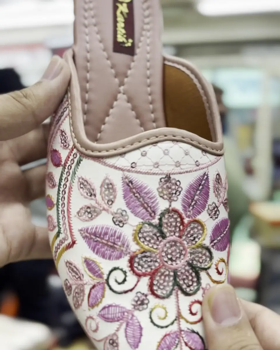 Embroidered ladies mojdi