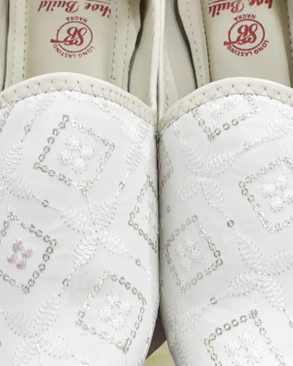 White embroidered men's mojdi